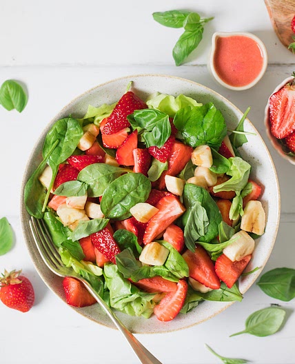 Strawberry Banan Salad