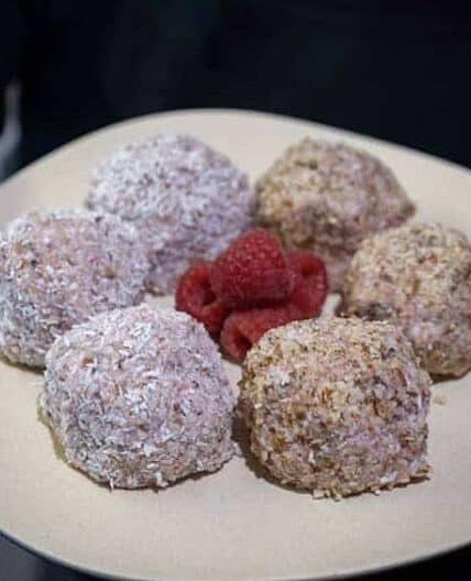 RASPBERRY CHIA CHEESECAKE BALLS