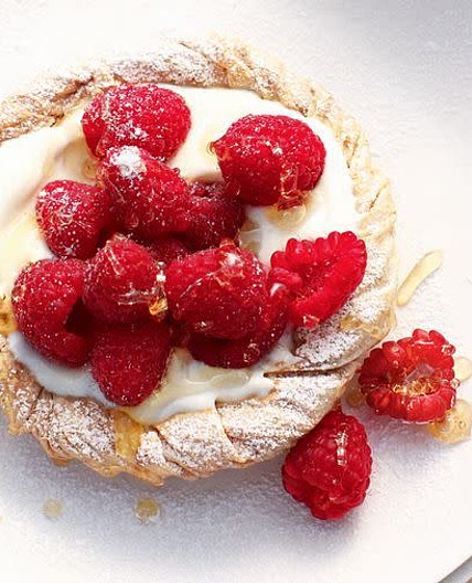 Baklava tarts with berries