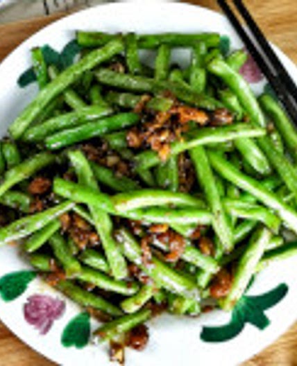 Sauteed green bean with garlic and dried shrimp