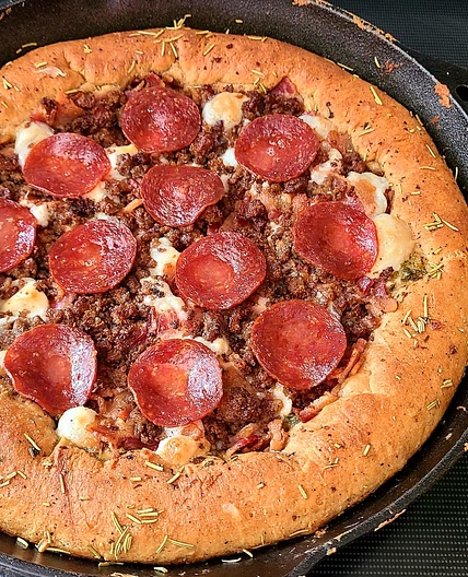 Pepperoni, Sausage & Mozzarella Cast-Iron Skillet Pizza🍕