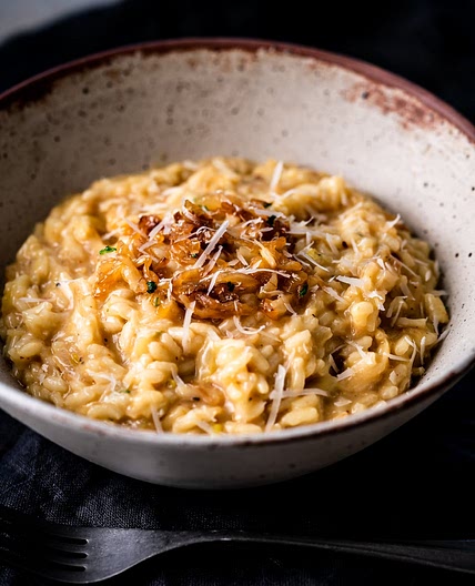 Risotto végétalien aux oignons caramélisés