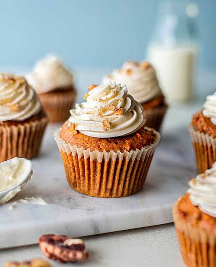 Vegan carrot cake cupcakes