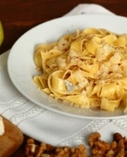 Pasta with gorgonzola cheese and walnuts