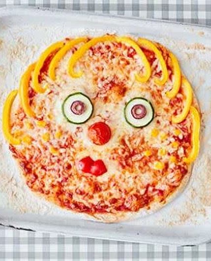 Toddler recipe: homemade pizza with veggie faces