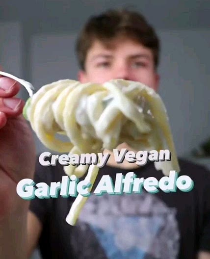 EASY VEGAN GARLIC ALFREDO