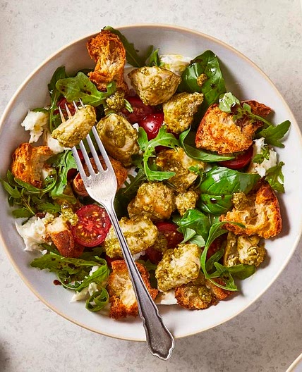 G - Pesto Chicken Caprese Salad With Croutons