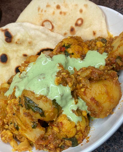 Aloo Gobi w Roti & Raita 