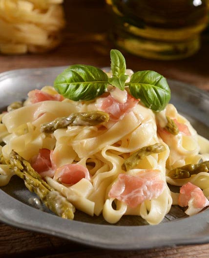 Tagliatelles aux pointes d'asperges et pancetta