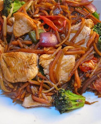 Hühnerfleisch mit Wokgemüse in Sojasauce