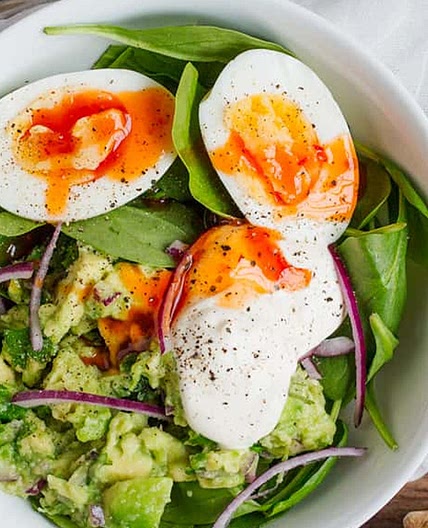 Bol déjeuner d’œufs et de guacamole