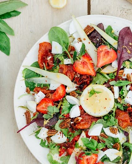 Salade met aardbei, feta en noten