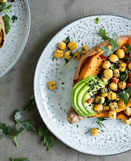 Süsskartoffeln gefüllt mit Chimichurri-Kichererbsen