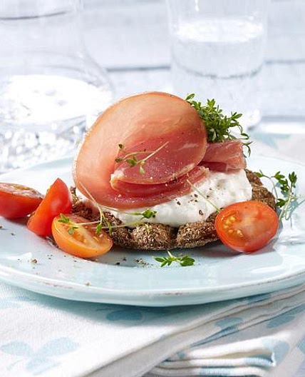 Knäckebrot mit körnigem Frischkäse und Lachsschinken