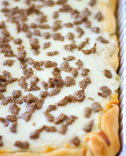 THE BEST Breakfast Pizza Recipe with Sausage Gravy