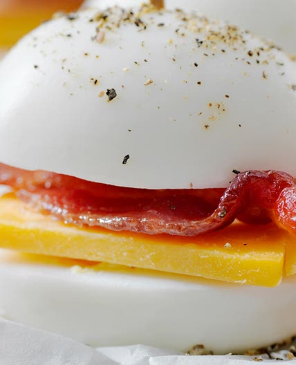 Huevos rellenos con tocino