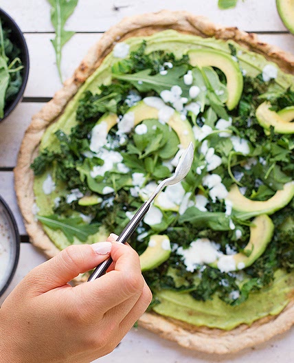 Pizza 100% vegetal de aguacate y verduras - TicTacYummy | Recetas de cocina saludables