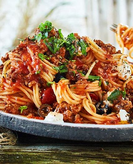Last-Minute-Bolognese mit Ziegenfrischkäse an Bord
