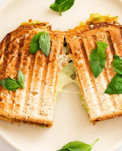 Sándwich de aguacate y tofu