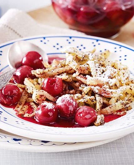 Mohn-Spätzle mit Kirschkompott