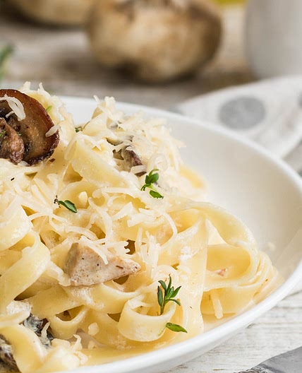 Pasta con champiñones en salsa blanca