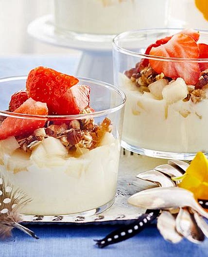 Obstjoghurt mit kernigem DIY-Müsli