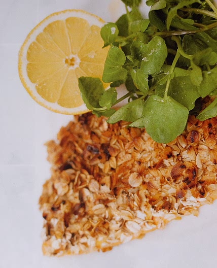 Gegrilde forel met mosterd en havermout