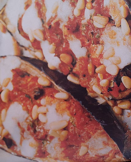 Aubergines uit de oven met tomaten, basilicum en pijnboompitten