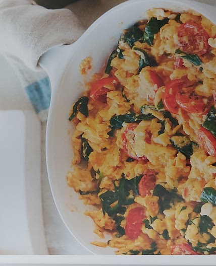 SPINACH, TOMATO AND FETA SCRAMBLED EGGS