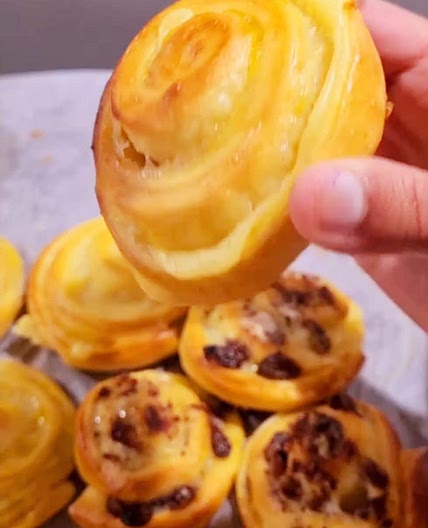 CUSTARD ROLLS