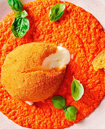 Gebackene Burrata mit Romesco-Sauce und Röstbrot