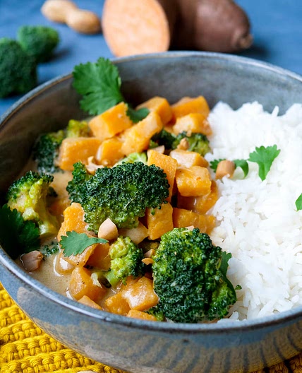 Süßkartoffel-Curry mit Kokosmilch – veganes Rezept