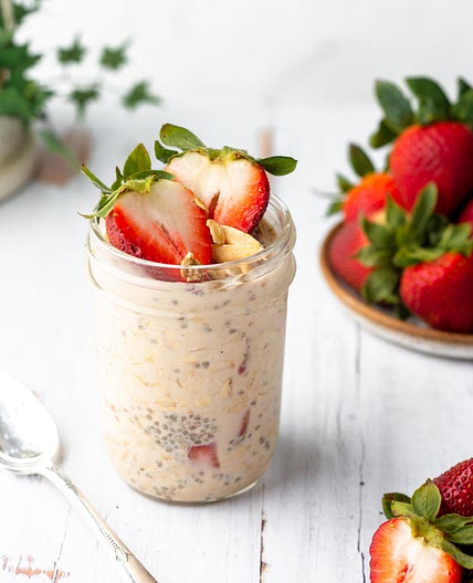 Vegan Strawberry Cream Overnight Oats | The Guccha