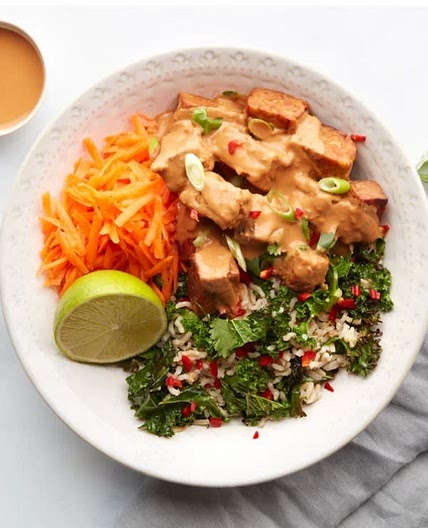 Peanut satay tempeh with chilli & crispy kale rice