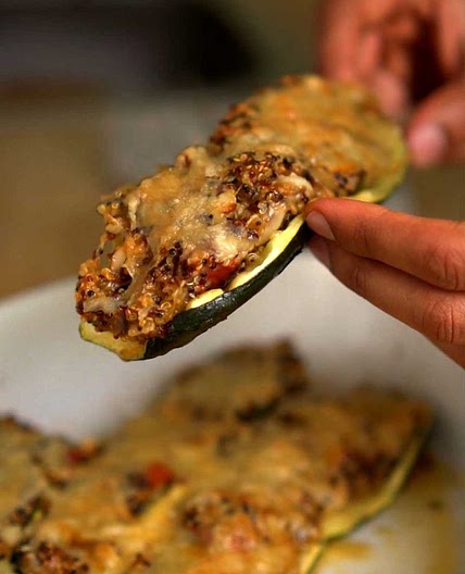 Überbackene Zucchini mit Quinoafüllung