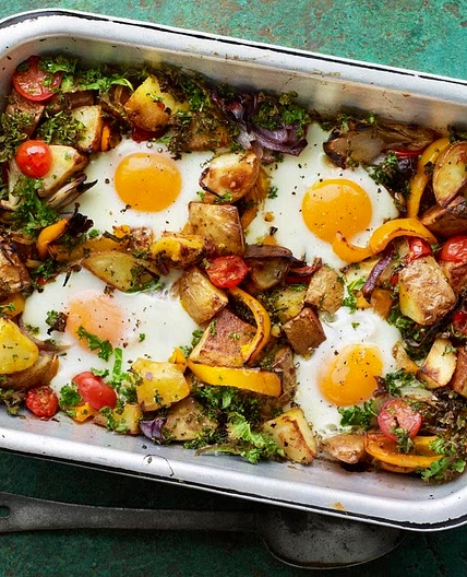 Potato hash with tomatoes, pepper and kale