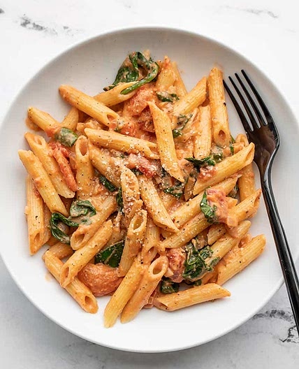 CREAMY TOMATO AND SPINACH PASTA