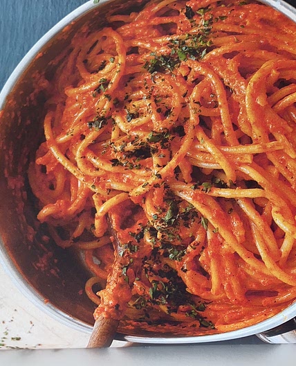 BUCATINI CON SALSA AL PEPERONI