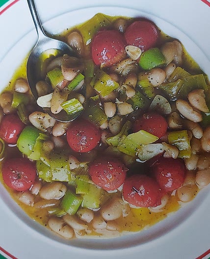 CANNELLINI BEANS WITH LEEK & TOMATOES