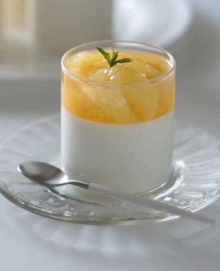 Panna cotta com geleia de fruta fresca
