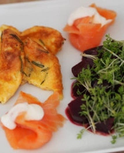 Yorkshirepudding mit Räucherlachs und Rotebeete Salat