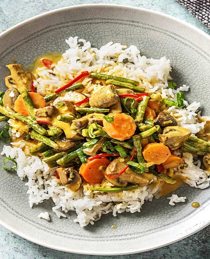 Veganes gelbes Kokoscurry mit Bohnen Champignons und Chili auf Jasminreis