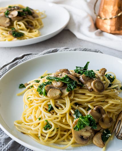 One Pot Kale, Mushroom and Garlic Spaghetti