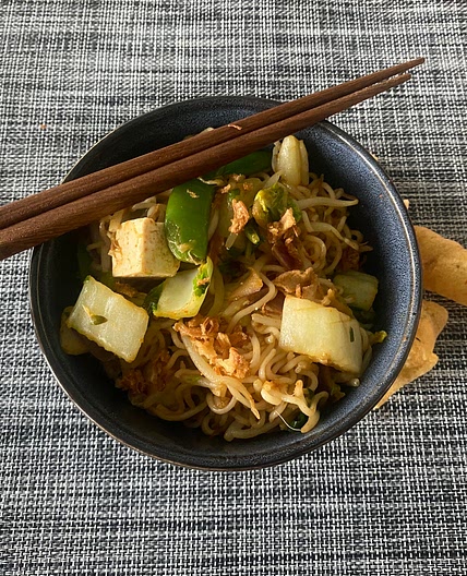 Vegetarische wok met tofu, thaise groentemix en noodles