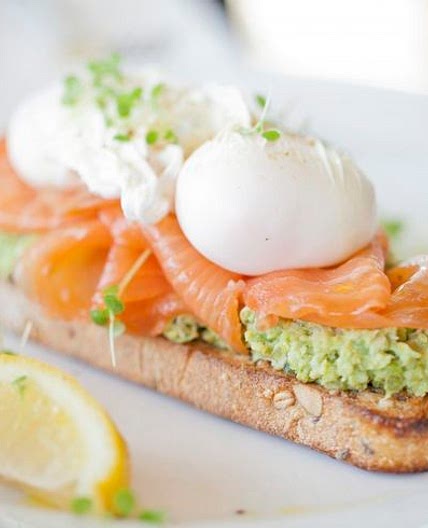 Avocado, smoked salmon and poached egg on toast - Underground Cookery School