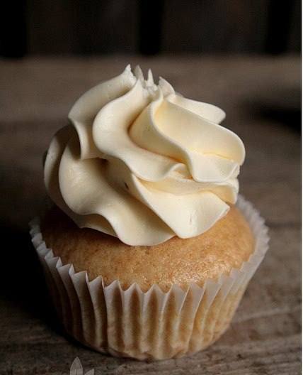 Simple Chocolate and Vanilla Cupcakes