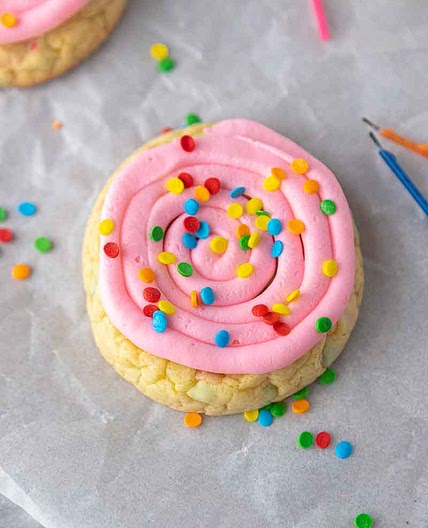 Crumbl 🙀  Confetti Cake Cookies