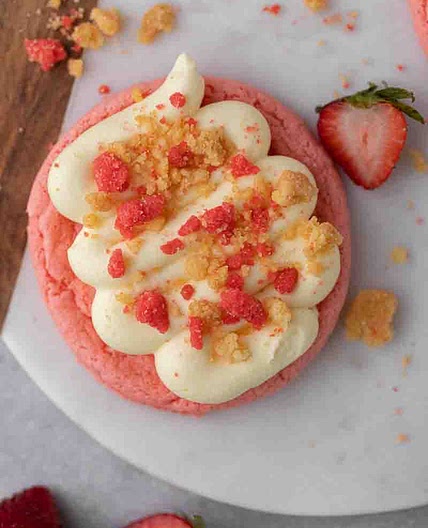 Crumbl 🙀  Strawberry Shortcake Cookies