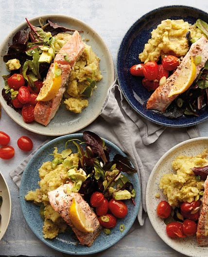 Salmon fillet, pesto mash & avocado salad