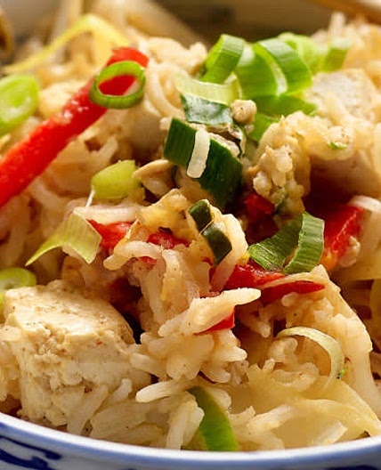 Wok épicé au riz et au tofu